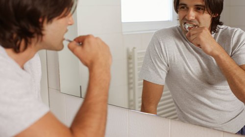 brush-teeth-gum-disease